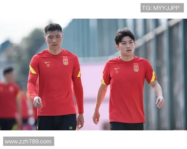 足球明星趣味模仿经典动作引发球迷热议与欢笑